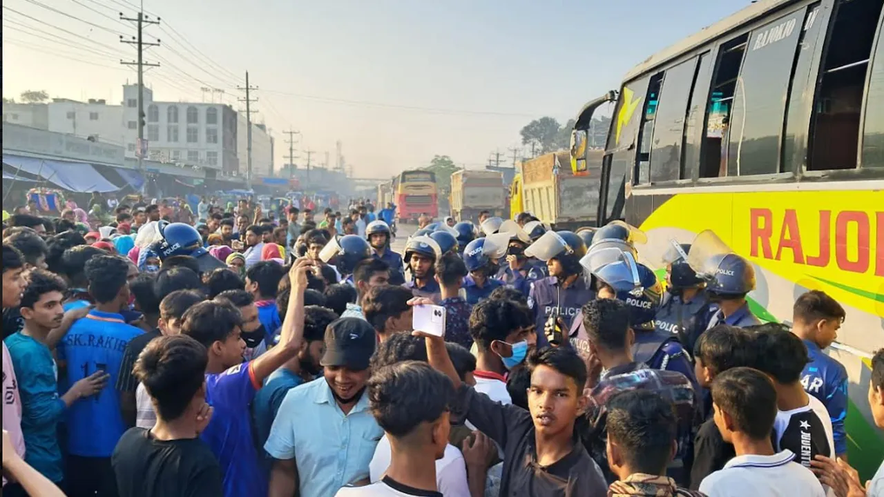 গাজীপুরে মহাসড়ক অবরোধ করে শ্রমিকদের বিক্ষোভ