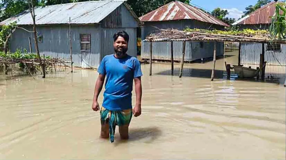 বন্যায় ১৫ গ্রামের ১৩ গ্রামেই পানি, গবাদি পশু নিয়ে চরম ভোগান্তি