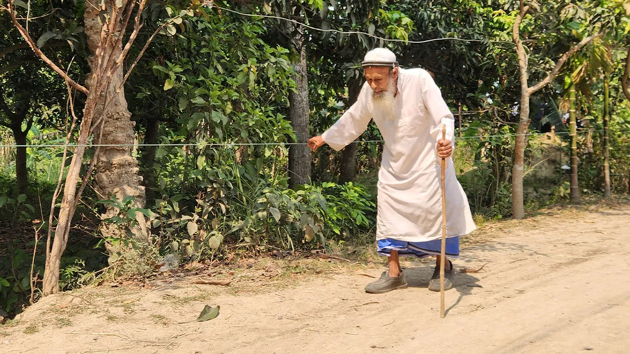 শতবর্ষী অন্ধ মুয়াজ্জিনের মসজিদে যাওয়ার অবলম্বন বাঁশ ও দড়ি