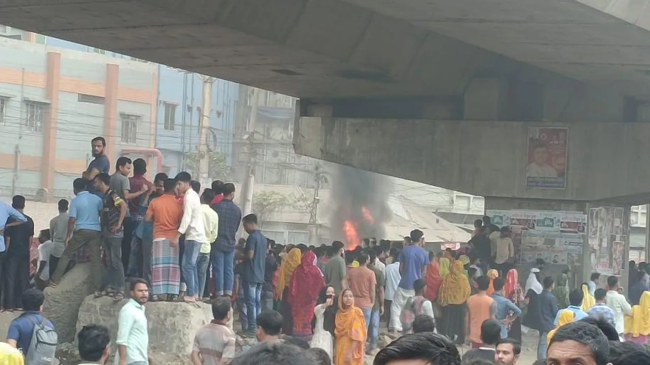 শ্রমিকদের সড়ক অবরোধ-গাড়িতে আগুন, কারখানা ছুটি
