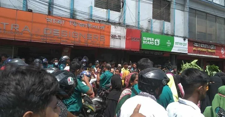 বনানীতে পোশাকশ্রমিকদের সড়ক অবরোধ, তীব্র যানজট
