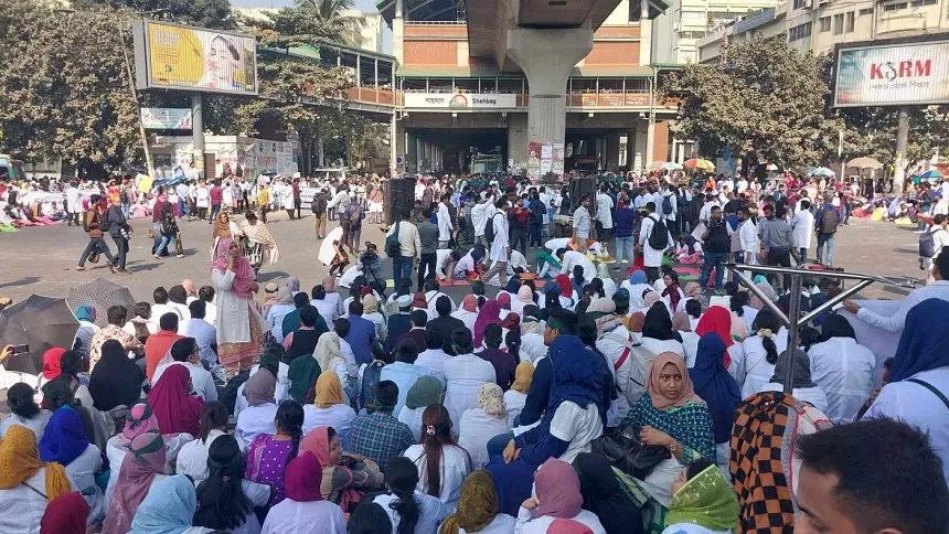 Postgrad doctors block Shahbagh demanding stipend raise