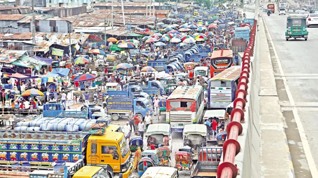 Jatrabari kitchen market: Traders block roads, cause traffic turmoil