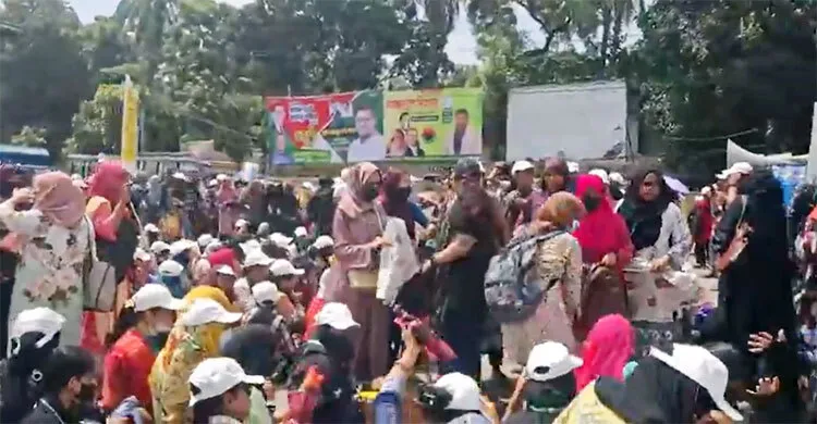 স্থায়ী ক্যাম্পাসের দাবিতে টেকনিক্যাল মোড়ে শিক্ষার্থীদের সড়ক অবরোধ