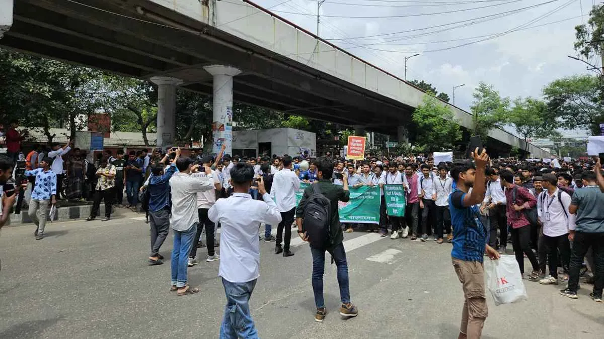 ছয় দফা দাবিতে সাতরাস্তা মোড় অবরোধ, বিপাকে অফিসগামীরা