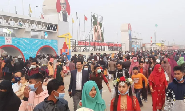 বাণিজ্যমেলায় দর্শনার্থীদের ভিড়, নেই স্বাস্থ্যবিধির তোয়াক্কা