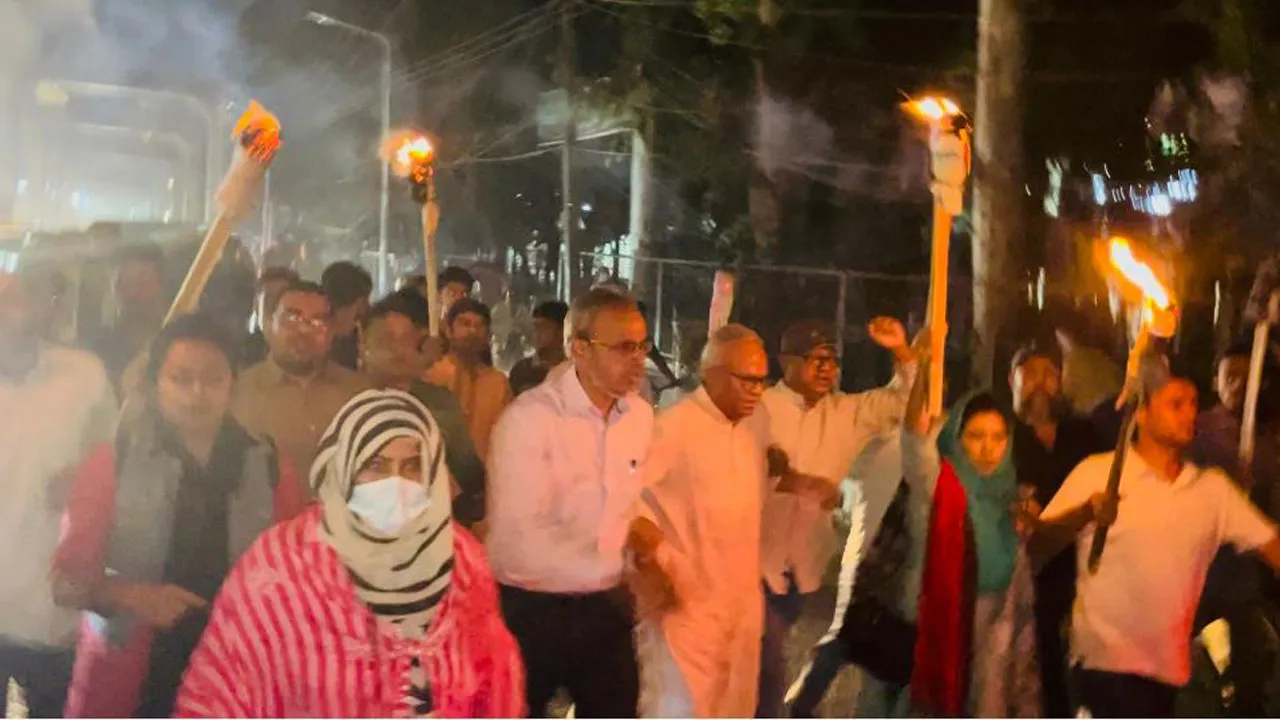 অবরোধের কর্মসূচির আগের রাতে মশাল মিছিল বিএনপির