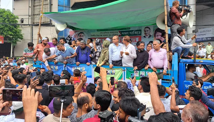 বৃষ্টি উপেক্ষা করে গণমিছিলে বিএনপির নেতাকর্মীরা