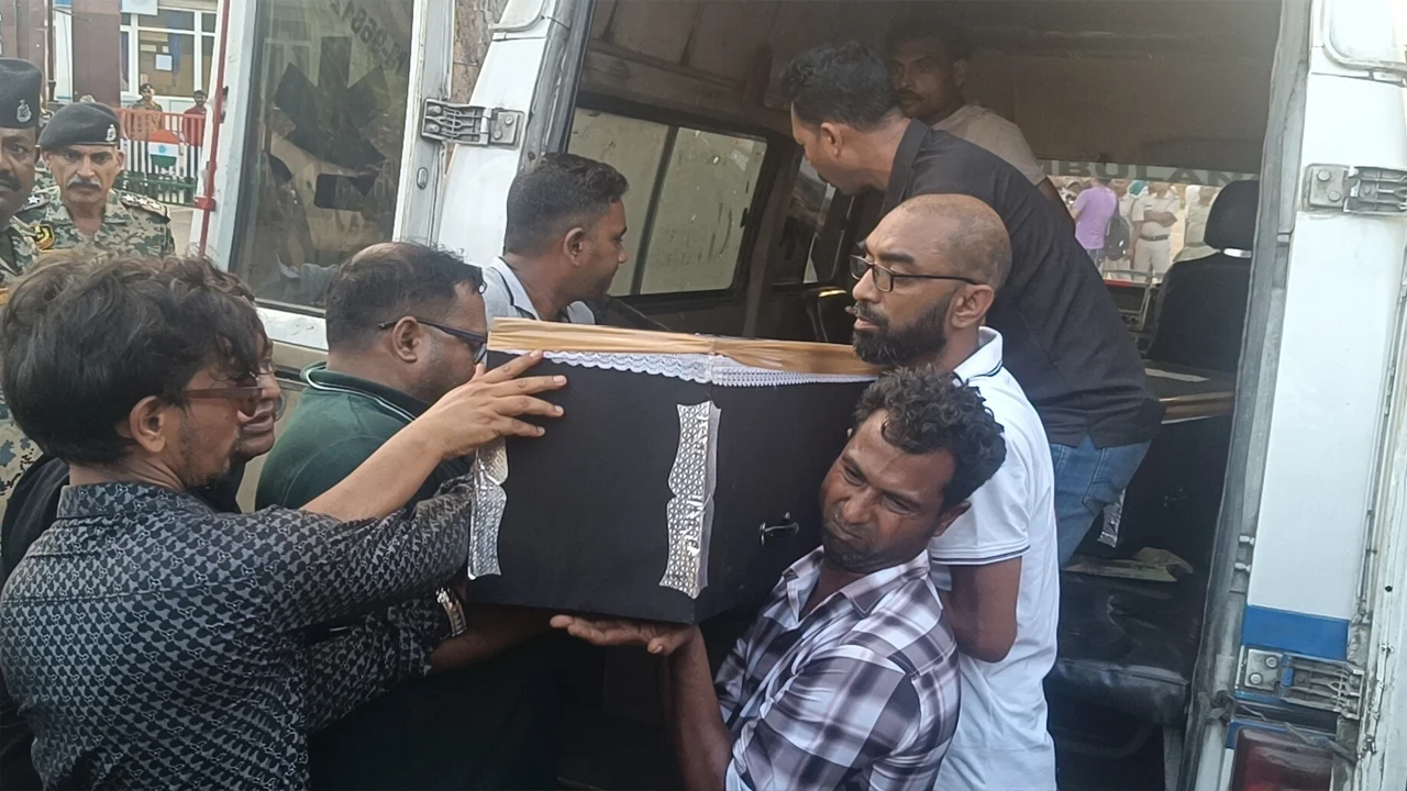 দেশে ফিরল কলকাতার অগ্নিকাণ্ডে নিহত ৫ বাংলাদেশির মরদেহ