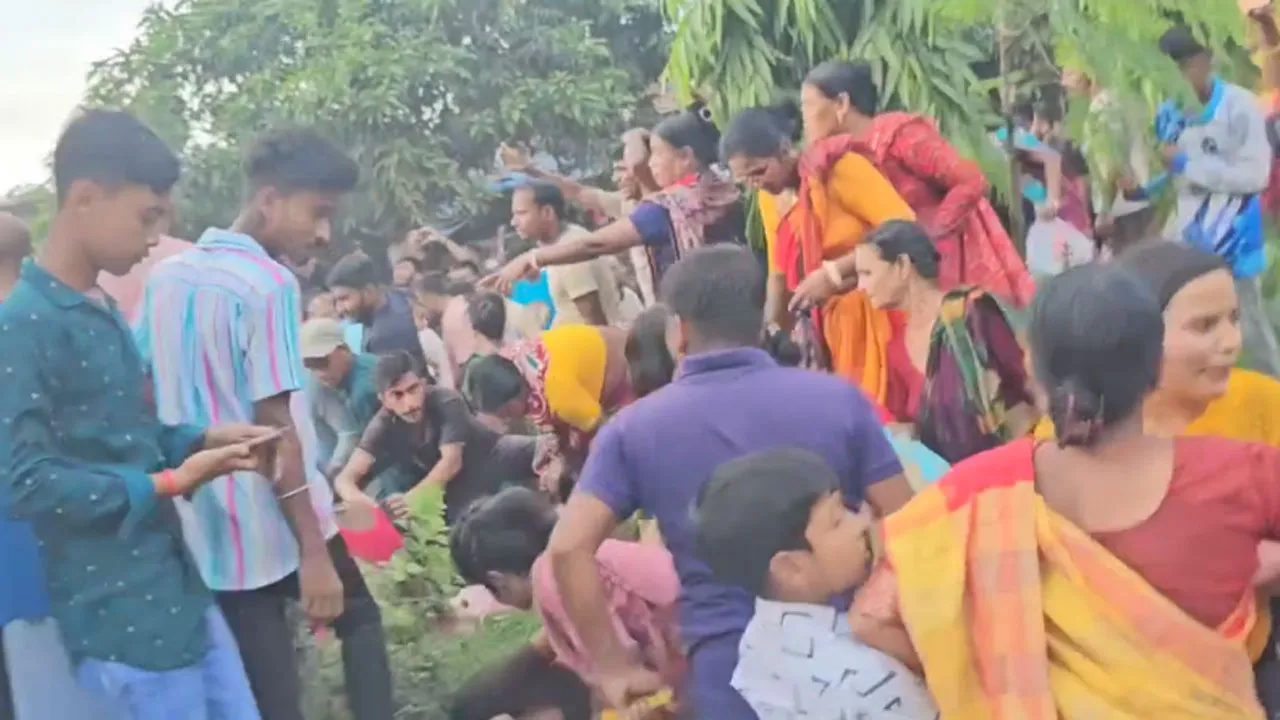 বগুড়ায় রথযাত্রায় বিদ্যুৎস্পৃষ্টে ৫ জনের মৃত্যু, আহত ৩৫