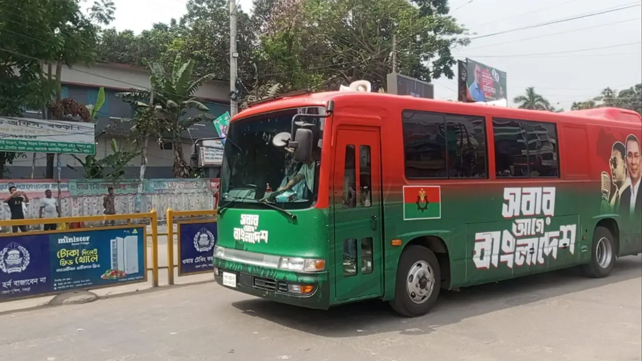 বগুড়ার পথে প্রধানমন্ত্রী