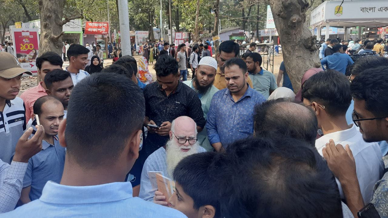 ছুটির দিনে জমজমাট বইমেলা, ক্রেতার চেয়ে বেশি দর্শনার্থী