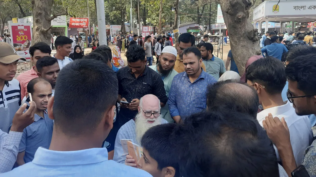 ছুটির দিনে জমজমাট বইমেলা, ক্রেতার চেয়ে বেশি দর্শনার্থী