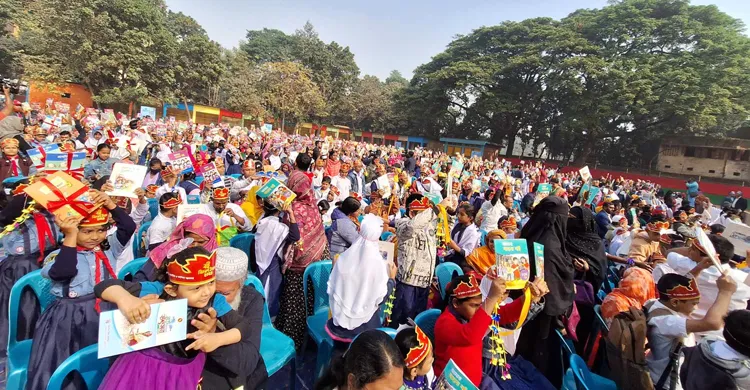 নতুন বই পেয়ে উৎসবে মেতেছে ক্ষুদে শিক্ষার্থীরা