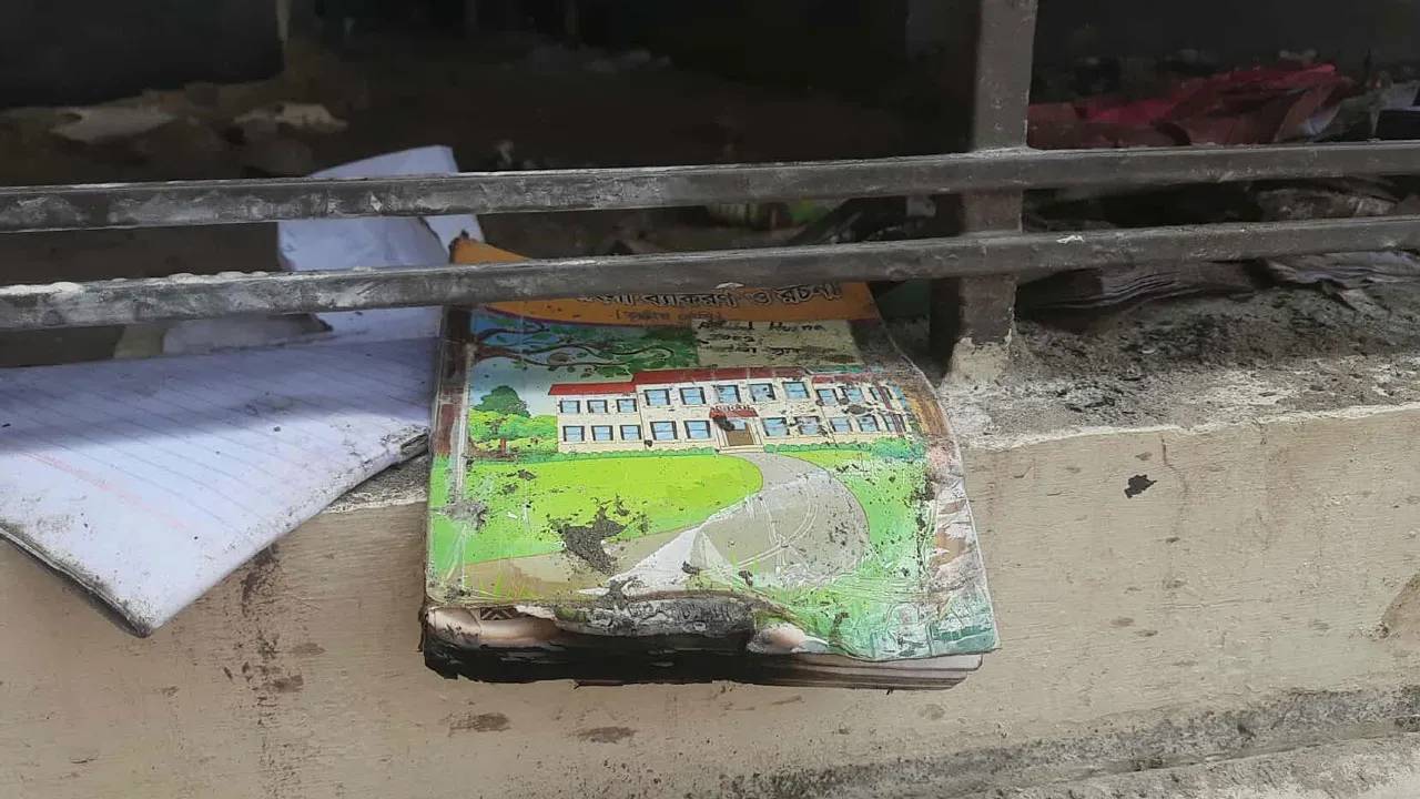 পোড়া গন্ধে ভারী বাতাস, পড়ে আছে শিশুদের ব্যাগ-বই-খাতা