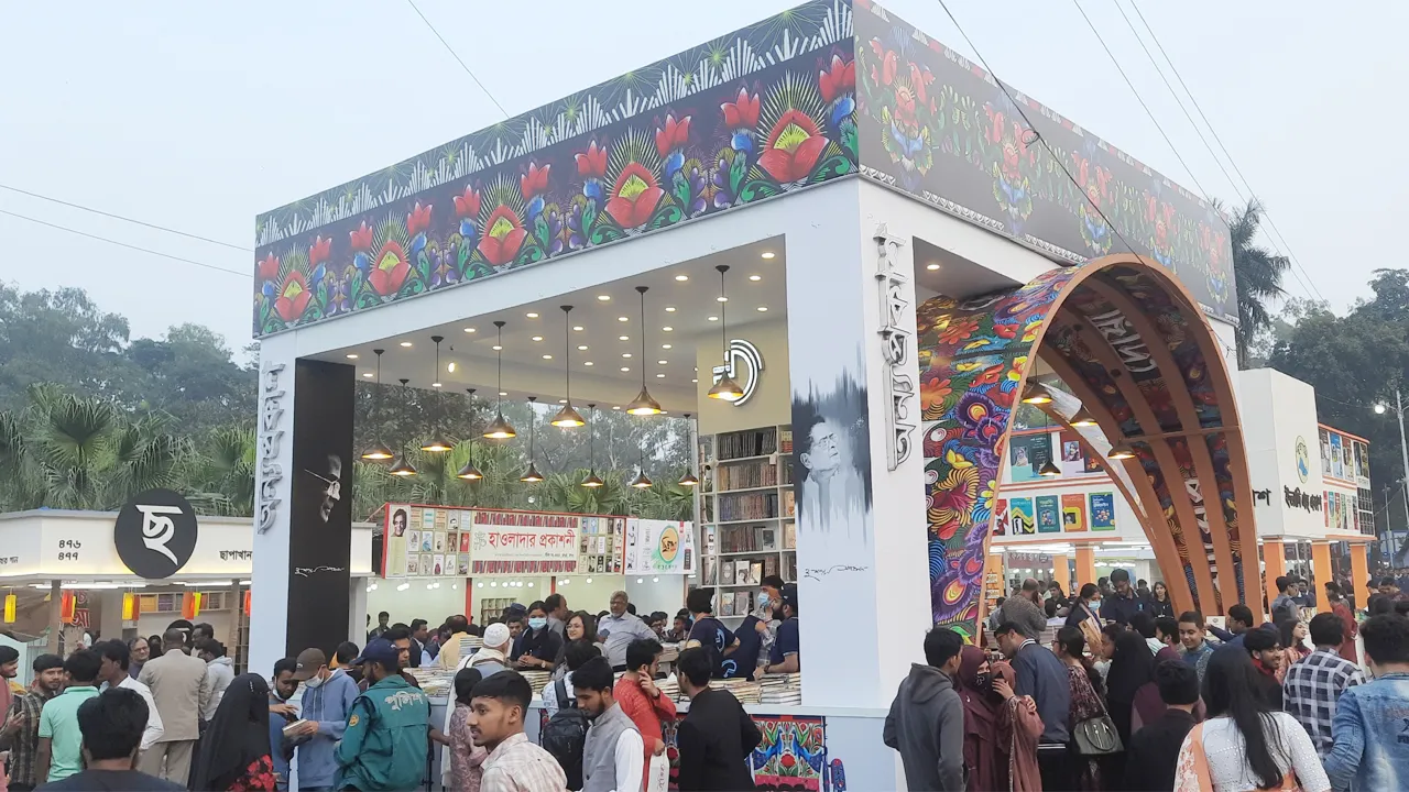 সন্ধ্যা নামতেই বইমেলায় মানুষের ঢল