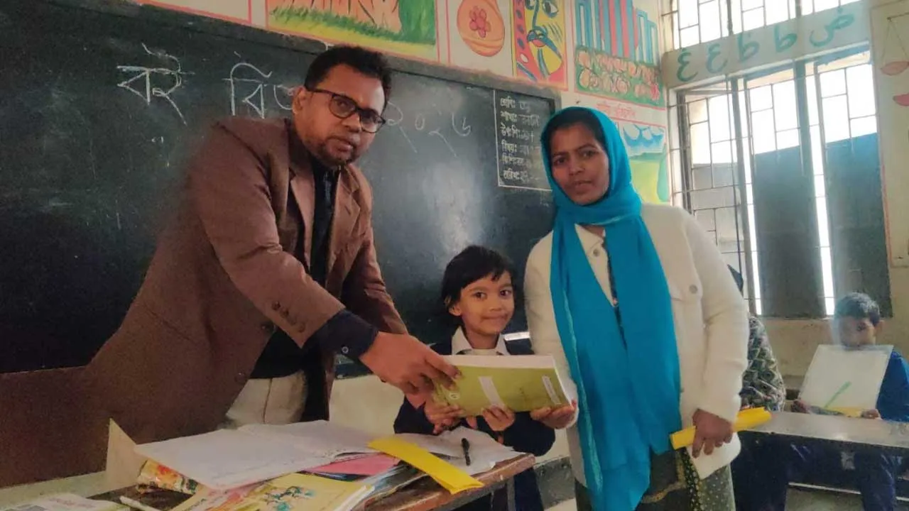 নতুন বইয়ে উচ্ছ্বাস প্রাথমিকের শিশুদের, অপেক্ষায় মাধ্যমিক শিক্ষার্থীরা