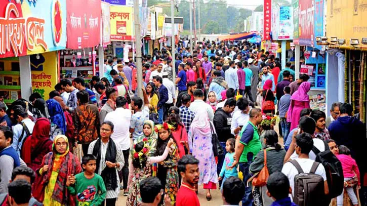 ছুটির দিনে জমে উঠেছে বইমেলা
