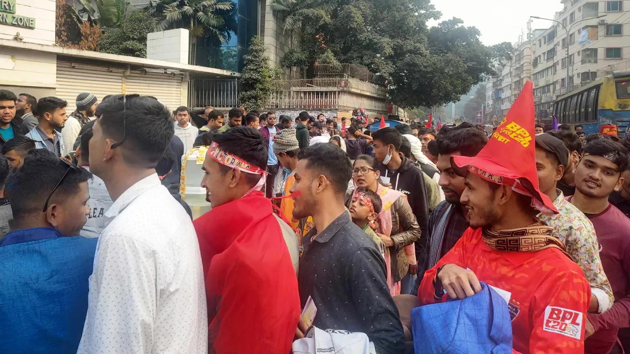 মাঠে বিপিএল শুরু, বাইরে দর্শকদের চাপ