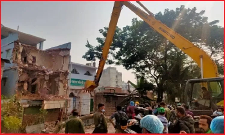 অবৈধ স্থাপনা উচ্ছেদ, বুড়িগঙ্গা উদ্ধারে চলছে অভিযান