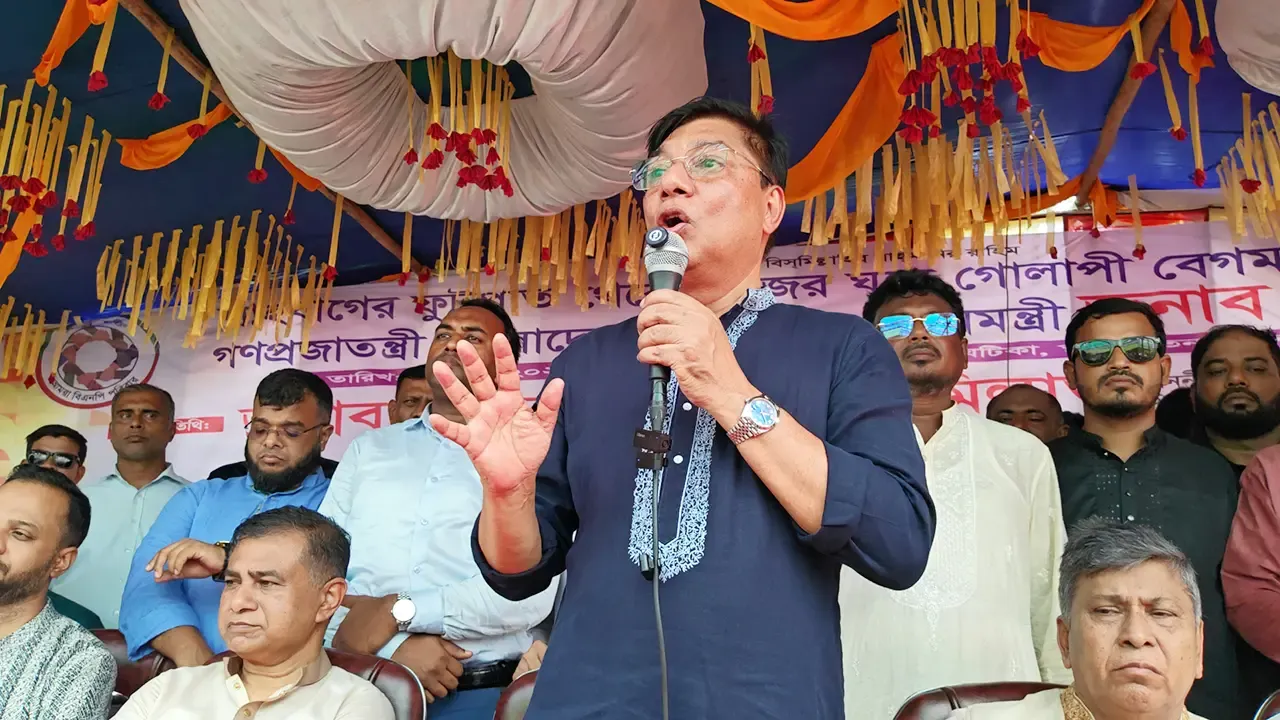 হাসিনা কালকেই আসুক-হাতকড়া নিয়ে রিসিভ করব