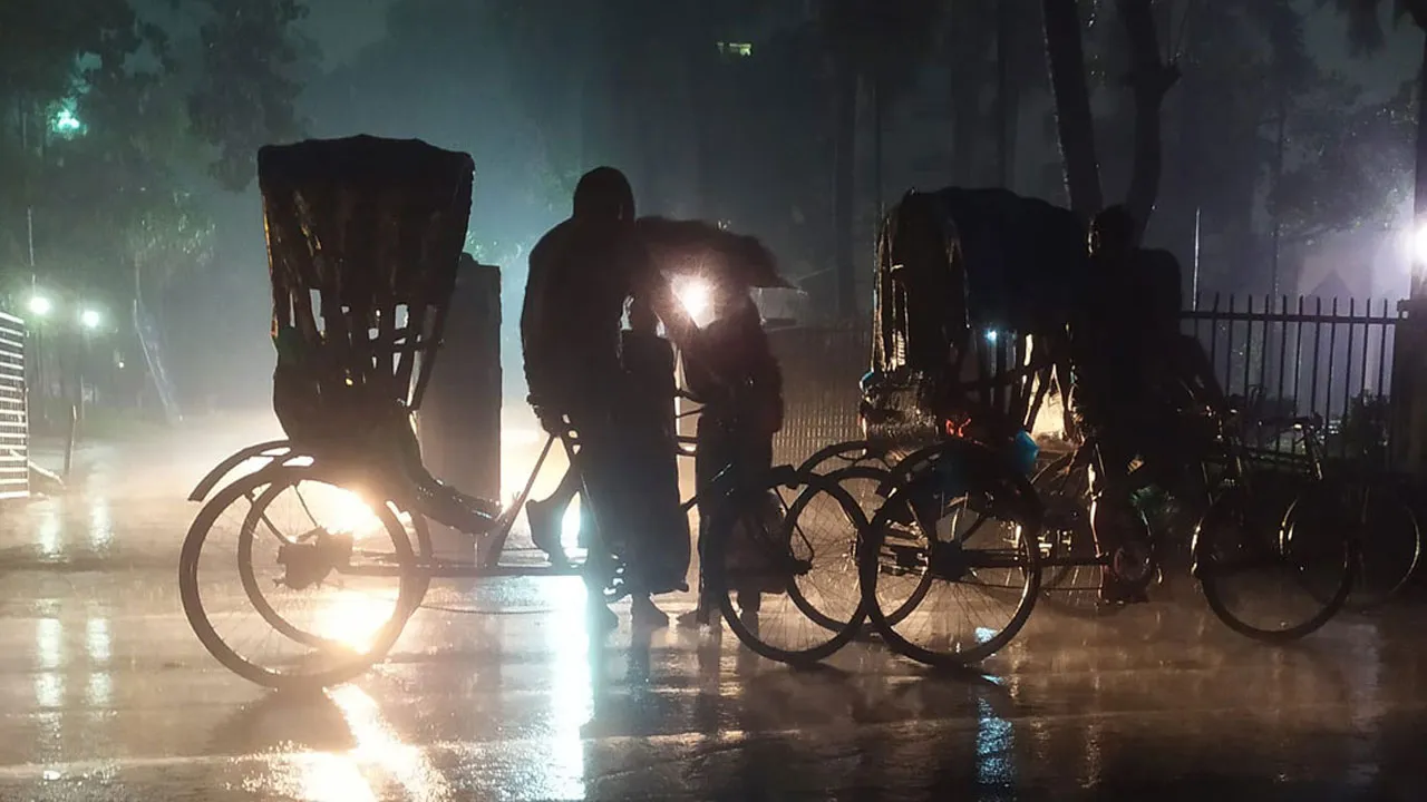 মধ্যরাতে রাজধানীতে মুষলধারে বজ্রবৃষ্টি