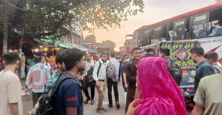পাঁচদিনের ছুটিতে বাড়ির দিকে ছুটছে মানুষ