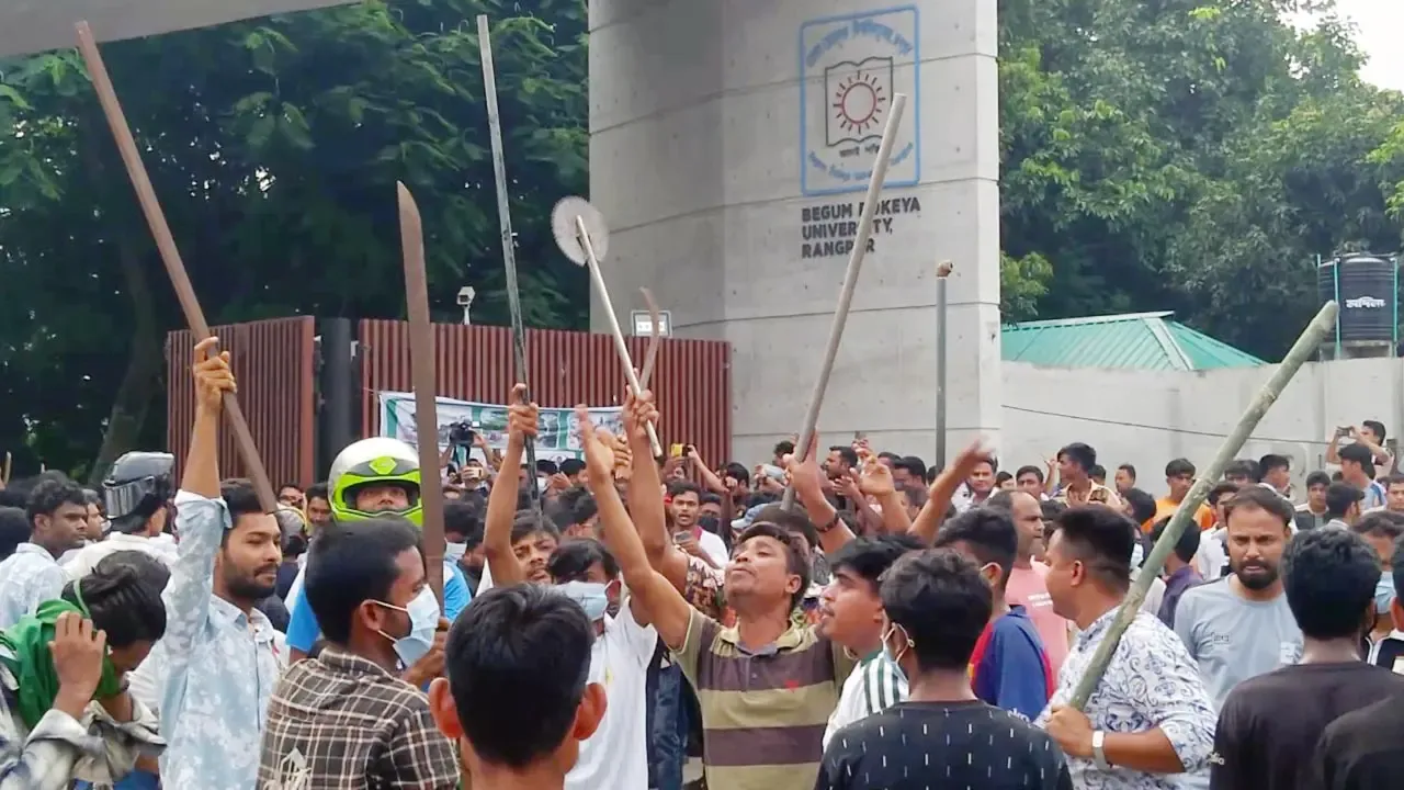 দেশীয় অস্ত্র-লাঠিসোঁটাসহ বেরোবিতে ছাত্রদল-যুবদল
