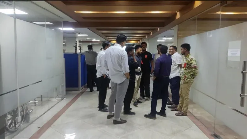 চেয়ারম্যানসহ পুরো কমিশনের পদত্যাগের দাবিতে থমথমে অবস্থা বিএসইসিতে