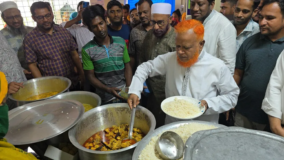 নিজ হাতে রোগীদের খাবার বিতরণ করলেন নূরুল ইসলাম বুলবুল