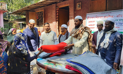 বাউফলে শীতবস্ত্র বিতরণ করছেন ড. শফিকুল ইসলাম মাসুদ.png