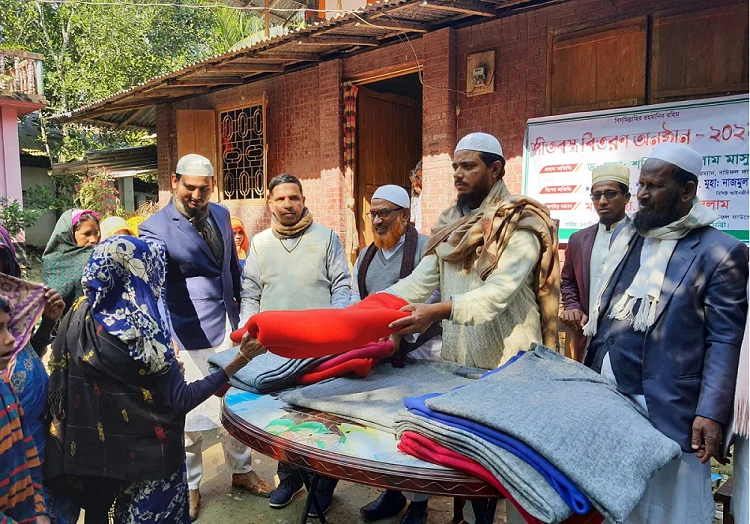 বাউফলে শীতবস্ত্র বিতরণ করছেন ড. শফিকুল ইসলাম মাসুদ.png