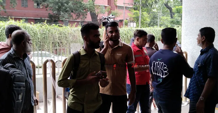 রক্ত দিতে সকাল থেকেই বার্ন ইনস্টিটিউটে মানুষের ঢল