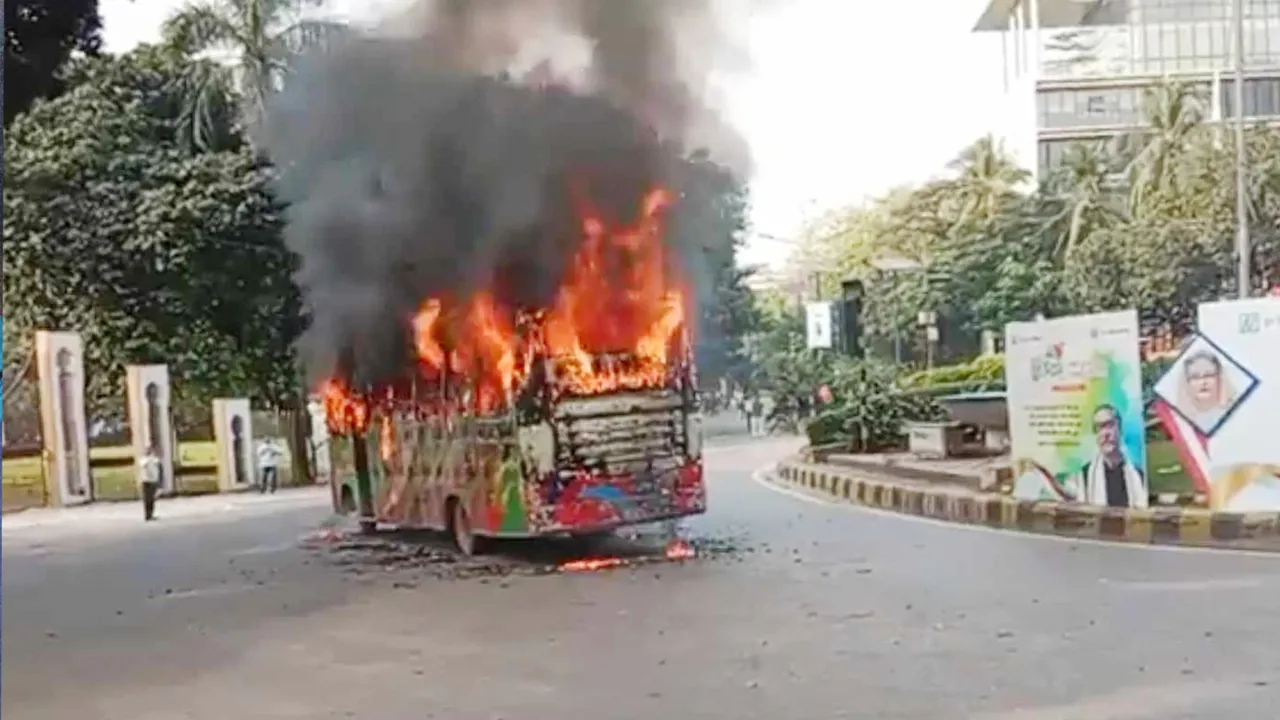 হাইকোর্টের সামনে যাত্রী নামিয়ে বাসে আগুন