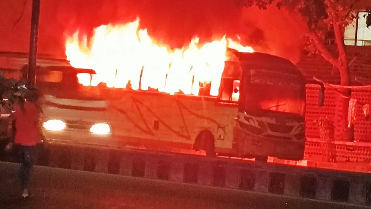 অবরোধের দ্বিতীয় দিন রাজধানীতে তিন বাসে আগুন