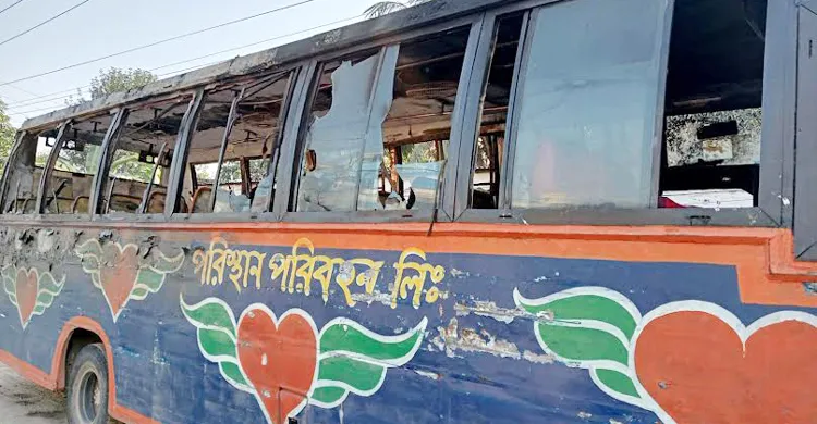 উত্তরায় যাত্রীবাহী বাসে আগুন