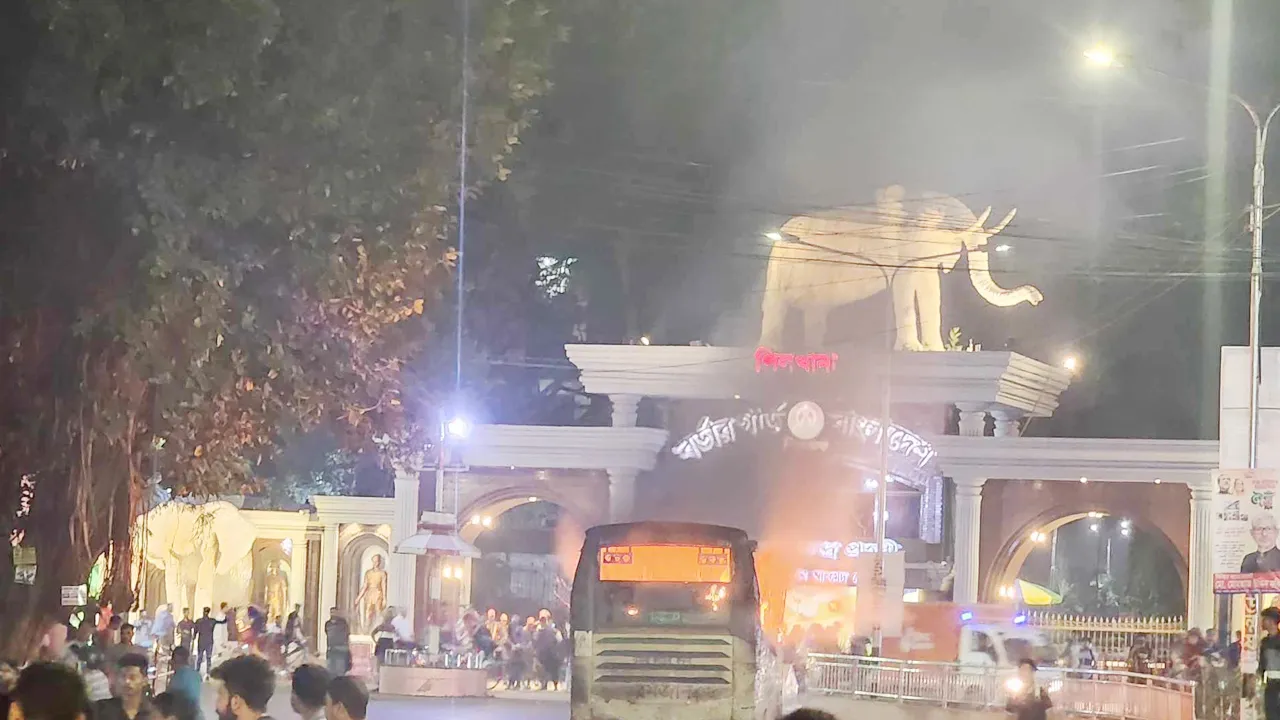 সন্ধ্যার পর রাজধানীতে ৩ বাসে আগুন
