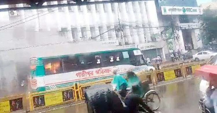 বৃষ্টির মাঝেই মতিঝিলে বাসে আগুন