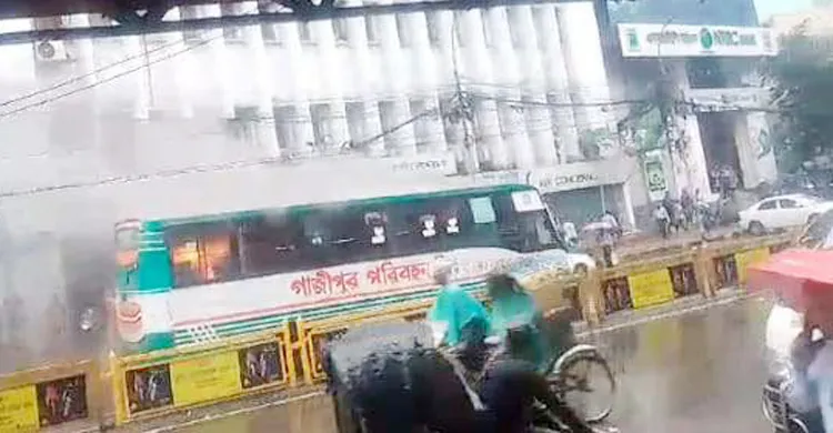 বৃষ্টির মাঝেই মতিঝিলে বাসে আগুন