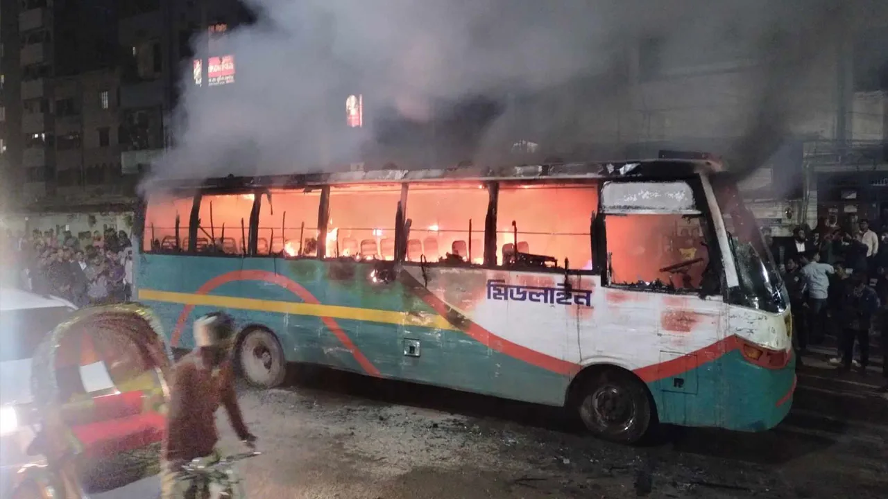 মোহাম্মদপুর মিডলাইন পরিবহনে আগুন