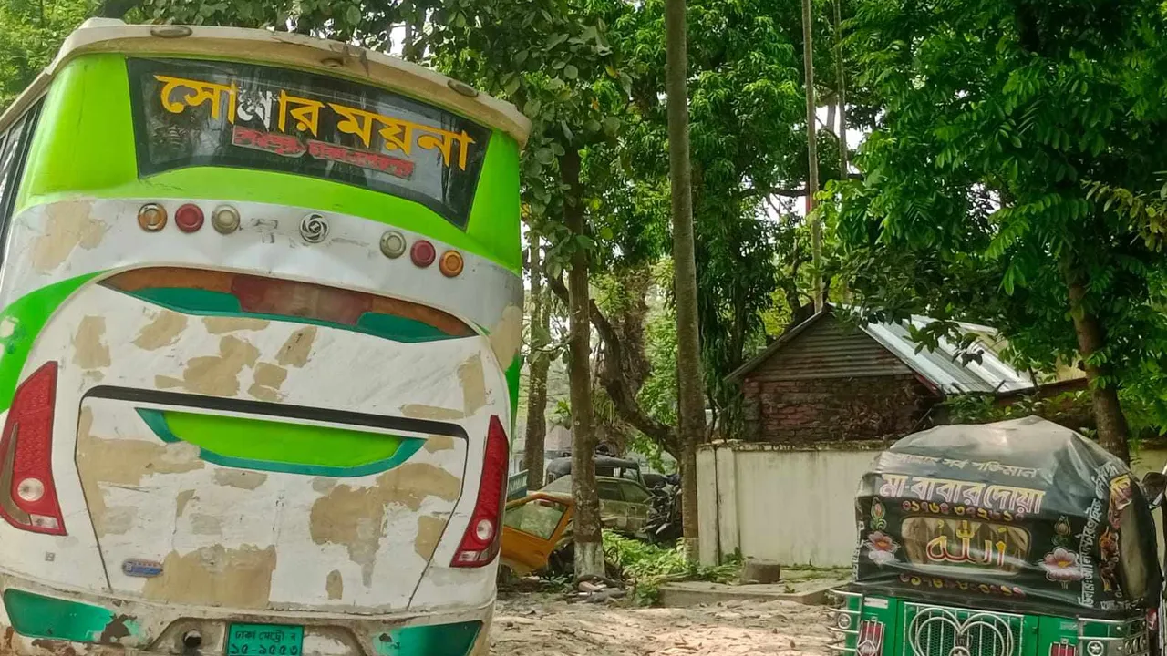 ত্রিশালে বাসচাপায় বিশ্ববিদ্যালয় ছাত্রসহ প্রাণ গেল ৩ জনের