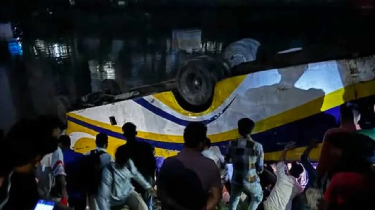 বনশ্রীতে খালে উল্টে পড়েছে বাস