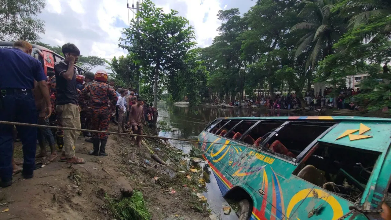 লক্ষ্মীপুরে যাত্রীবাহী বাস খাদে, মৃতের সংখ্যা বেড়ে ৫