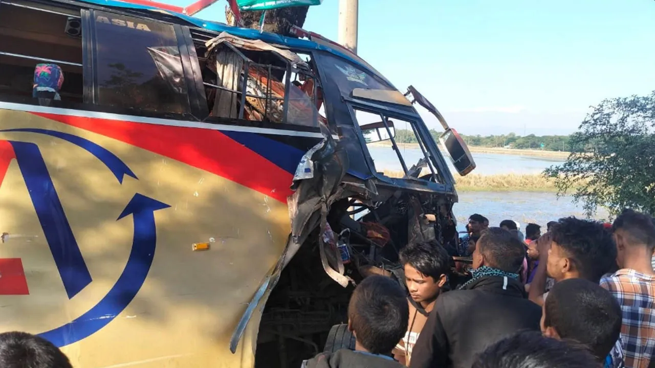 সিলেটে পর্যটকবাহী বাসের সঙ্গে পিকআপের সংঘর্ষ, নিহত ১