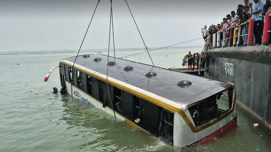 পদ্মায় ডুবে যাওয়া বাস উদ্ধার, কোনো হতাহতের ঘটনা ঘটেনি