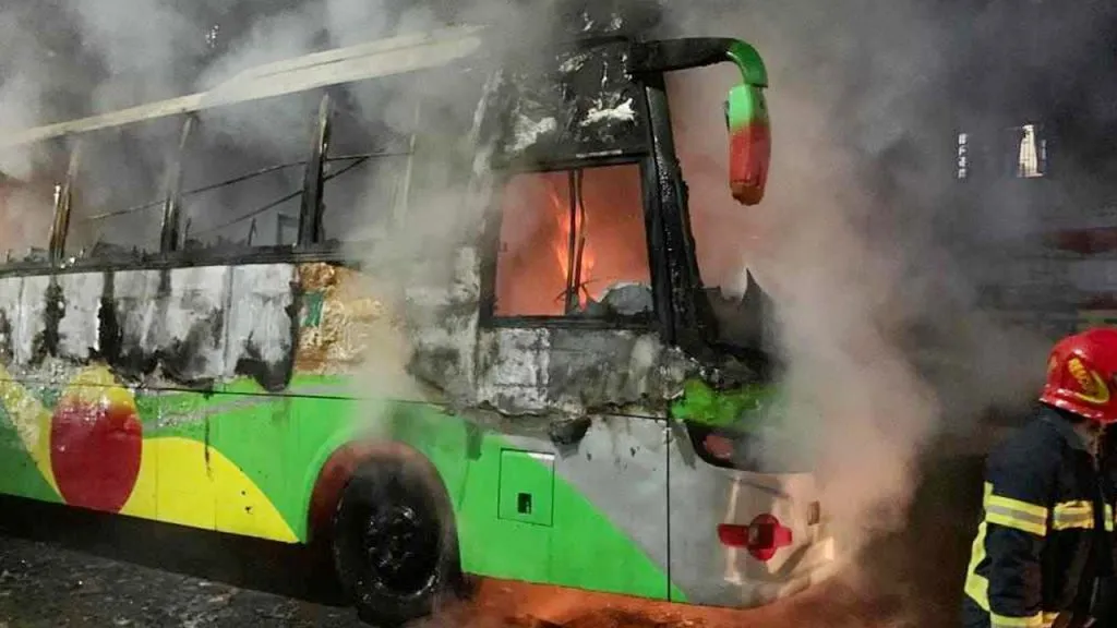 রাজধানীতে সোয়া ঘণ্টার ব্যবধানে ৪ বাসে আগুন