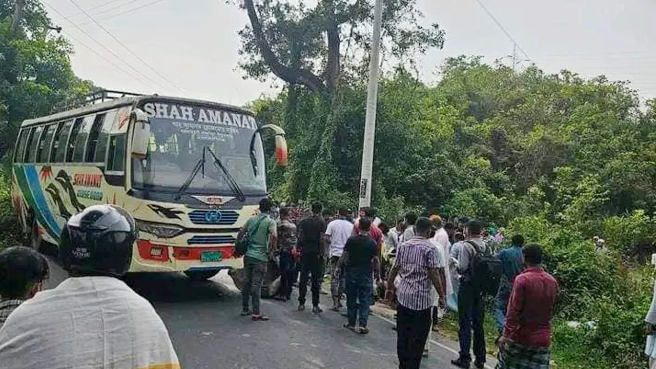 বাসের সঙ্গে মোটরসাইকেলের সংঘর্ষে চুয়েটের দুই শিক্ষার্থী নিহত
