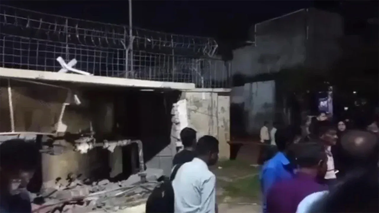 কুর্মিটোলা হাসপাতাল চত্বরে বাস নিয়ন্ত্রণ হারিয়ে নিহত ১