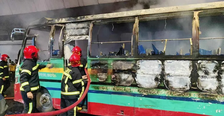 গুলিস্তানে রজনীগন্ধা পরিবহনের বাসে আগুন