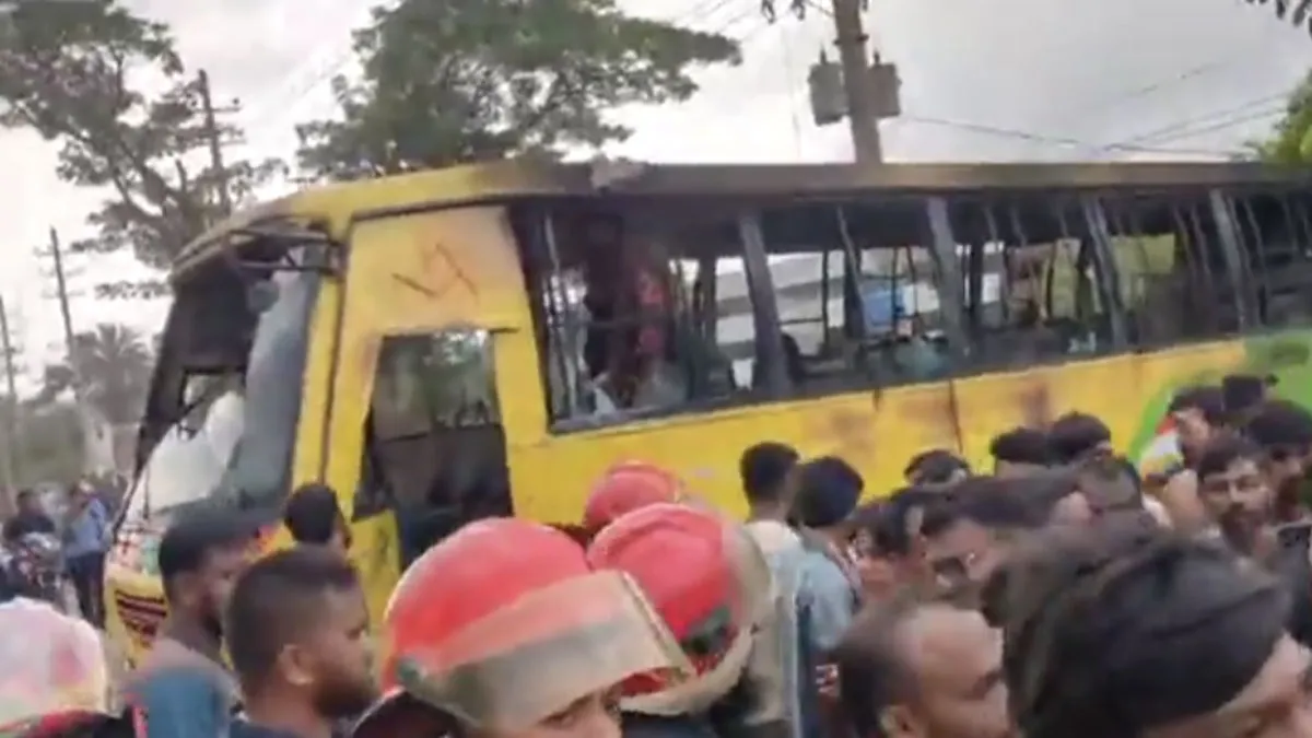 আশুলিয়ায় বাসে আগুন, বিএনপির ৬ নেতাকর্মী গ্রেপ্তার